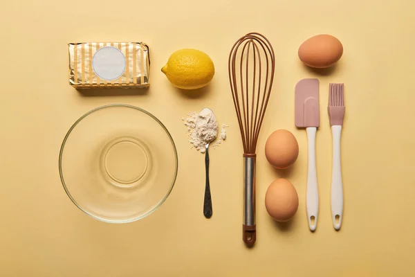 Vista superior de utensílios de cozinha e ingredientes sobre fundo amarelo — Fotografia de Stock