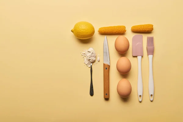 Flache Liege mit Geschirr und Zutaten auf gelbem Hintergrund mit Kopierraum — Stockfoto