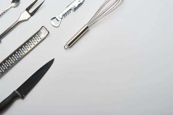 Vue de dessus des ustensiles de cuisine en métal sur fond gris avec espace de copie — Photo de stock