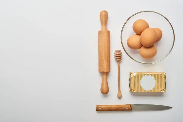 Posa piatta con utensili da cucina in legno e ingredienti da forno crudi su fondo grigio — Foto stock