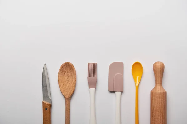 Vista superior de utensílios de cozinha em fundo cinza com espaço de cópia — Fotografia de Stock