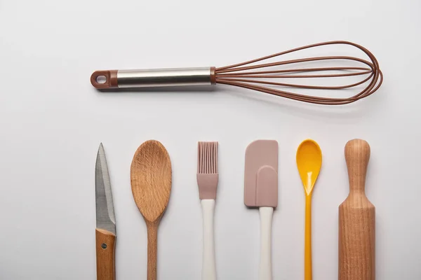 Tendido plano con utensilios de cocina sobre fondo gris - foto de stock