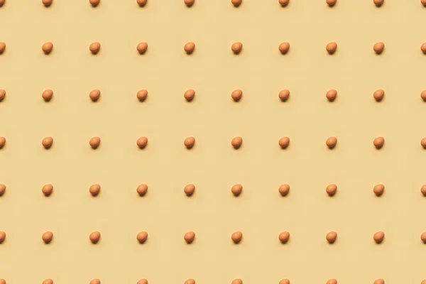 Organic brown eggs on yellow background, seamless pattern — Stock Photo