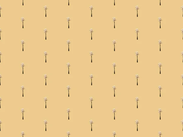 Verstreutes Mehl in Löffeln auf gelbem Hintergrund, nahtloses Muster — Stockfoto