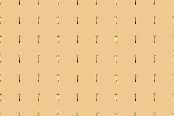 Scattered flour in spoons on yellow background, seamless pattern — Stock Photo