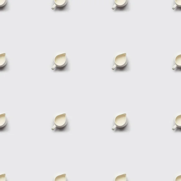 Колаж молока в банках на сірому фоні, безшовний візерунок — стокове фото