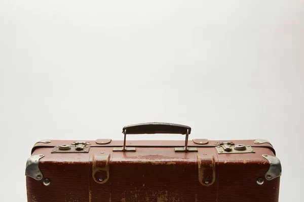 Valise marron sur fond gris avec espace de copie — Photo de stock