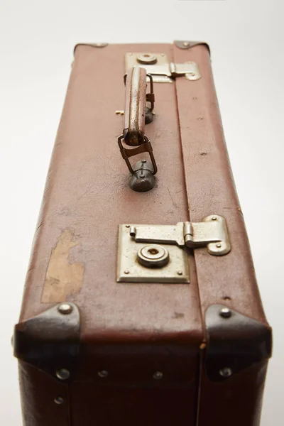 Primer plano de la maleta marrón vintage aislado en gris - foto de stock