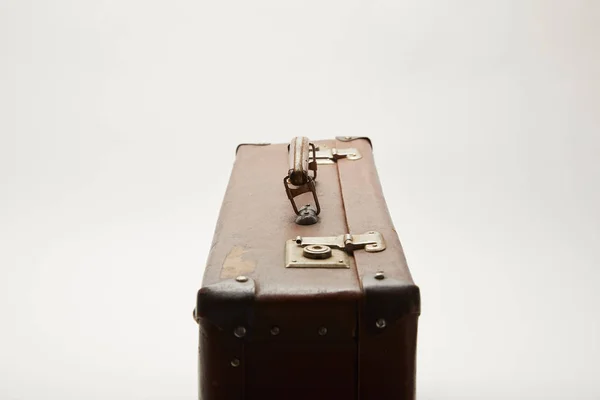 Valise vintage en cuir isolée sur fond gris — Photo de stock