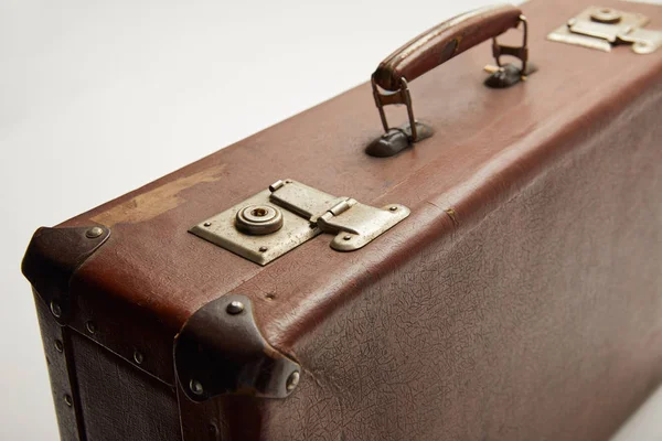 Foco selectivo de la maleta marrón vintage aislado en gris - foto de stock