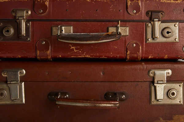 Primer plano de las maletas de cuero vintage marrón - foto de stock