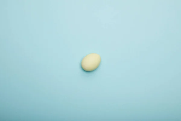 Top view of easter egg on blue background — Stock Photo