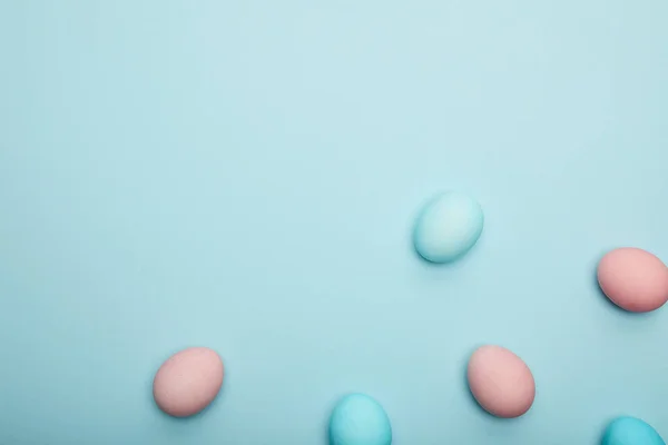 Top view of easter eggs on blue background — Stock Photo