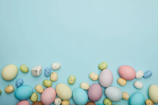Вид зверху на іграшковий кролик, великодні курчата та перепелині яйця з місцем для тексту — стокове фото