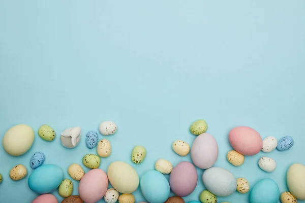 Top view of toy bunny, easter chicken and perail eggs with copy space — стоковое фото