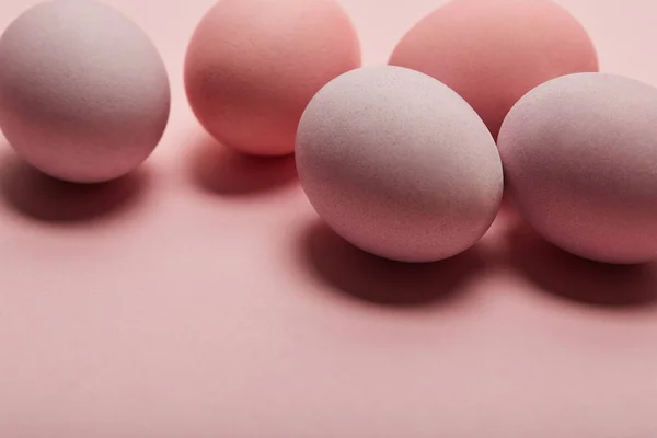 Uova di Pasqua dipinte su sfondo rosa con spazio copia — Foto stock