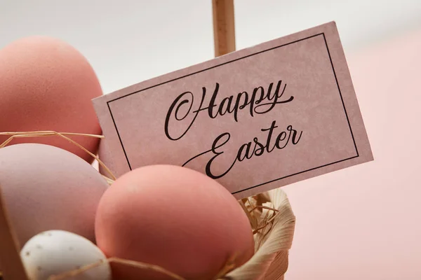 Primer plano de pollo de Pascua y huevo de codorniz, tarjeta con letras de Pascua feliz - foto de stock