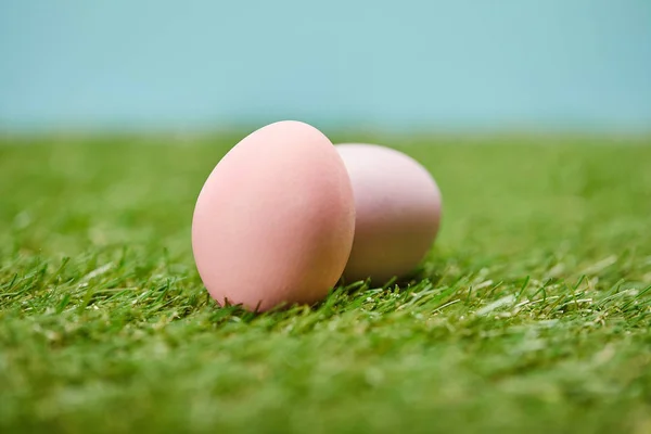 Selective focus of easter painted eggs on grass — Stock Photo