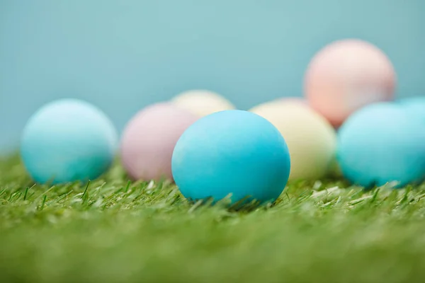 Enfoque selectivo de huevos de pollo de Pascua en la hierba - foto de stock