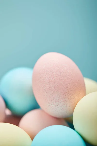 Selective focus of painted easter eggs on blue background — Stock Photo