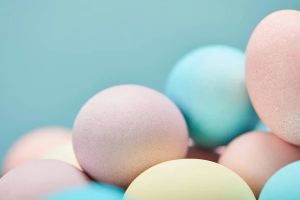 Foyer sélectif des œufs de Pâques peints sur fond bleu — Photo de stock