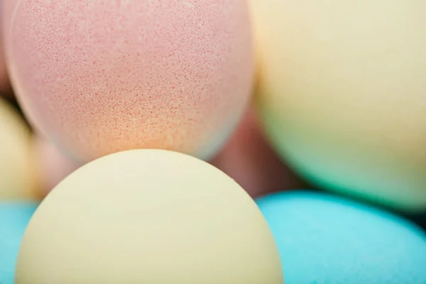 Primer plano de huevos de pollo pintados de Pascua - foto de stock
