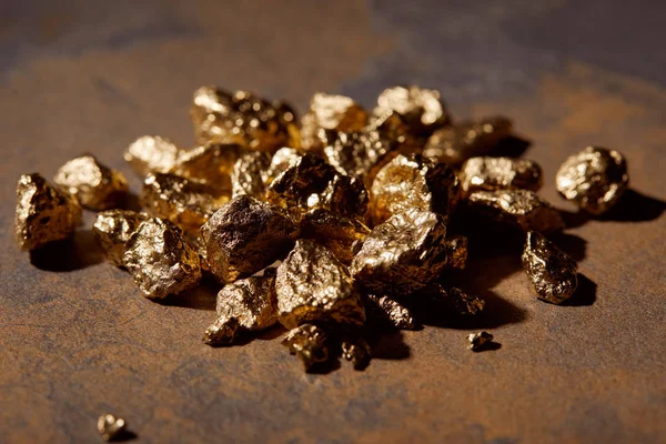Вибірковий фокус золотих каменів на мармуровому фоні — стокове фото