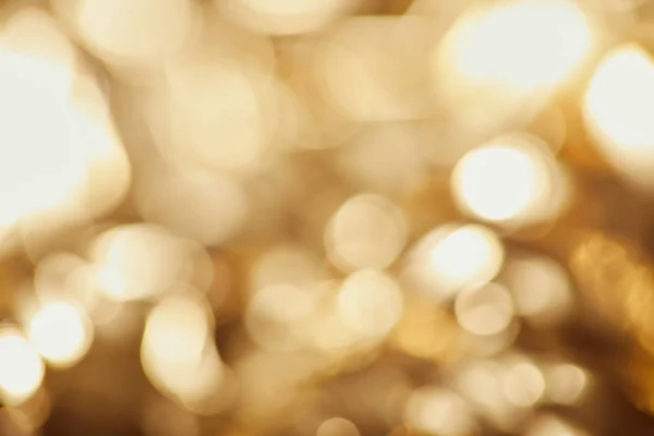 Luzes brilhantes cintilantes no fundo dourado — Fotografia de Stock