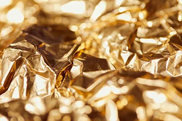 Foyer sélectif de papier d'aluminium avec des lumières étincelantes dorées — Photo de stock