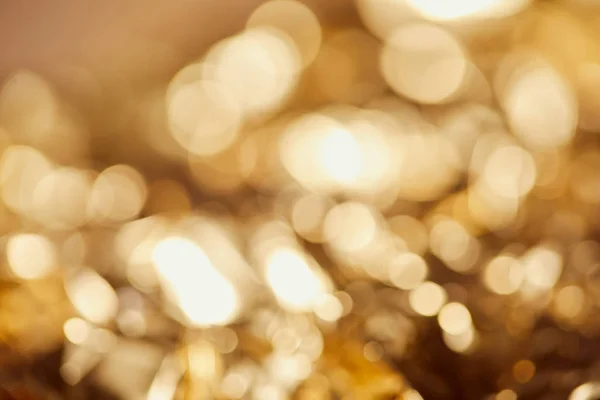 Lumières étincelantes floues lumineuses avec fond doré — Photo de stock