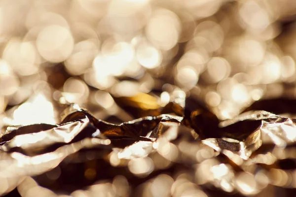 Foyer sélectif de papier d'aluminium avec des lumières étincelantes floues et des scintillements — Photo de stock