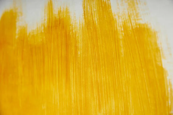 Coups de pinceau dorés dessinés sur fond blanc — Photo de stock