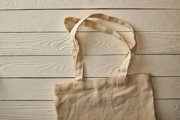 Vue du dessus du sac de coton vide sur une surface en bois blanc, concept zéro déchet — Photo de stock