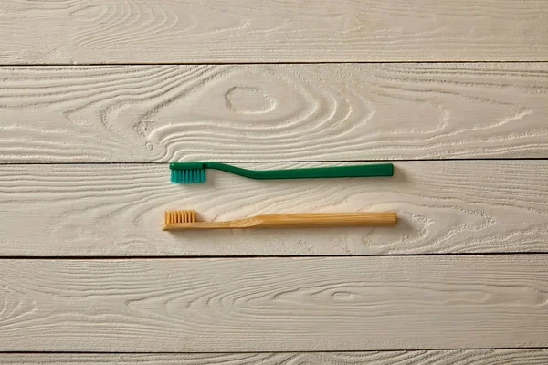 Zahnbürsten von oben auf weißer Holzoberfläche, Zero-Waste-Konzept — Stockfoto