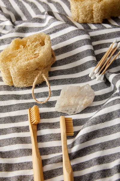 Vários itens de higiene e cuidados na superfície do tecido listrado, conceito de desperdício zero — Fotografia de Stock