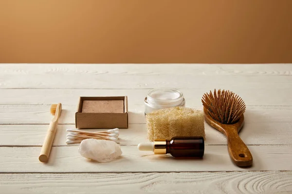 Différents articles d'hygiène et cosmétiques sur la surface en bois blanc, concept zéro déchet — Photo de stock