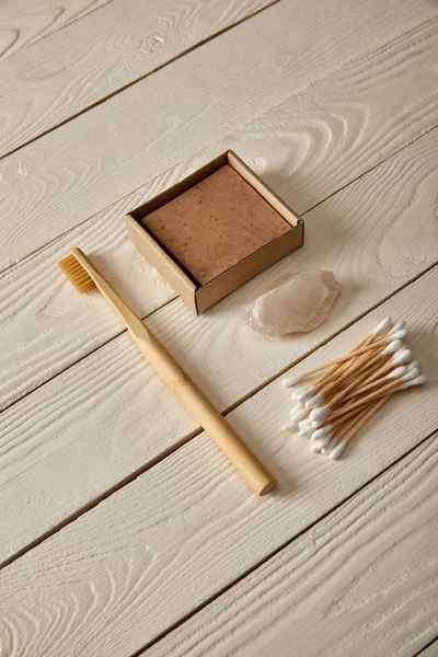 Diversos artículos de higiene y cosméticos en la superficie de madera blanca, concepto de cero residuos - foto de stock