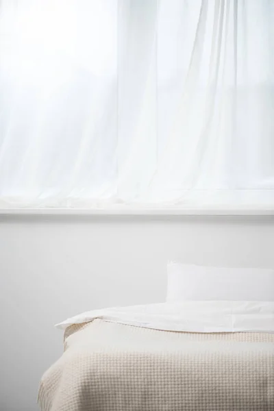 Enfoque selectivo de dormitorio con almohada en cama acogedora - foto de stock