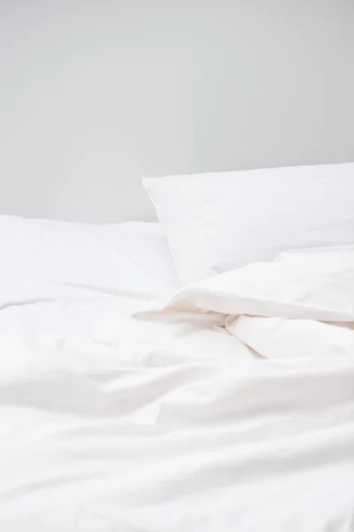Acogedora cama con almohadas blancas y manta, con espacio para copiar - foto de stock