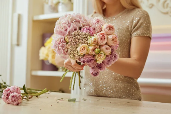 Vista parcial de florista fazendo buquê de rosas e peônias no local de trabalho — Fotografia de Stock