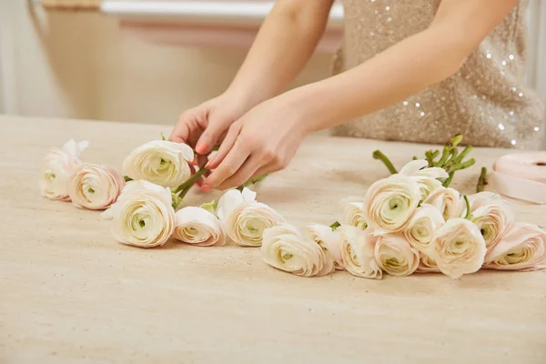 Partial view of florist making bouquet of white peonies — Stock Photo