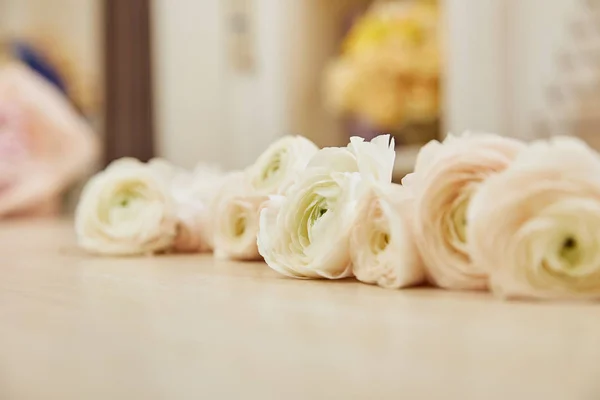 Foyer sélectif des pivoines blanches sur la table — Photo de stock