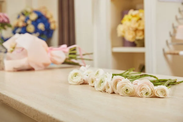 Foyer sélectif des pivoines blanches sur la surface — Photo de stock