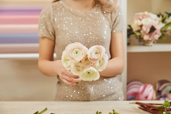 Vista ritagliata di fiorista facendo mazzo di peonie bianche — Foto stock