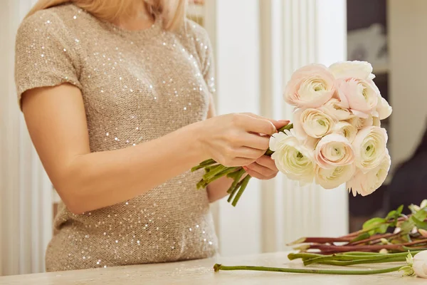 Visão parcial de florista fazendo buquê de peônias brancas — Fotografia de Stock
