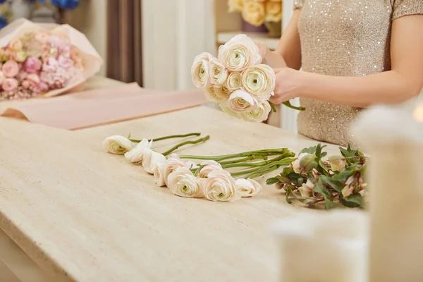 Visão parcial de florista fazendo buquê de peônias brancas no espaço de trabalho — Fotografia de Stock