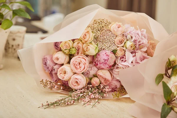 Buquê de rosas e peônias na mesa — Fotografia de Stock