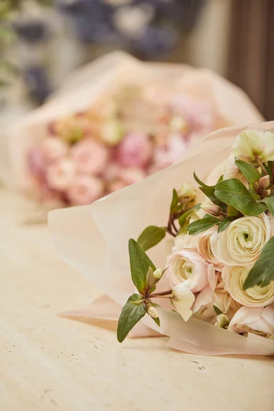 Foyer sélectif de bouquet de pivoines blanches sur la table — Photo de stock
