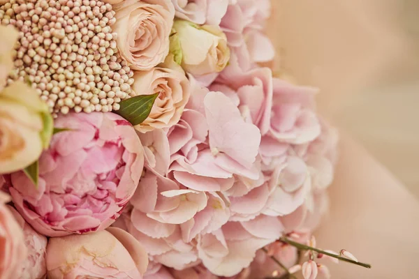 Bouquet of roses and pink peonies on table — Stock Photo