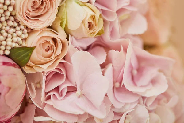 Primer plano de ramo de rosas y peonías rosadas en la mesa - foto de stock